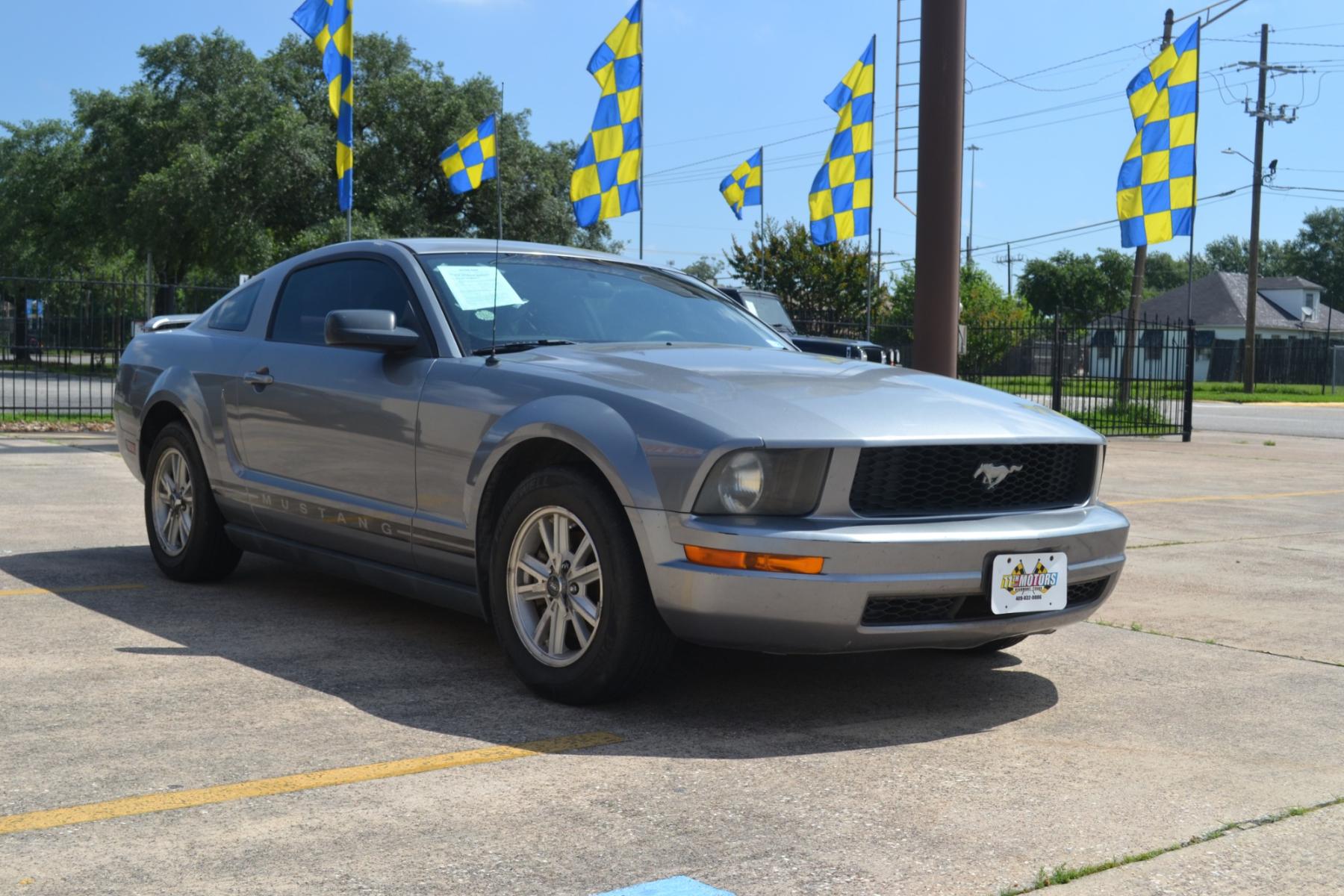 2006 Tungsten Grey Metall /Light Graphite Cloth Ford Mustang V6 Deluxe Coupe (1ZVFT80N665) with an 4.0L V6 SOHC 12V engine, located at 1355 North 11th Street, Beaumont, 77702, (409) 832-0006, 30.094290, -94.130096 - Photo #6